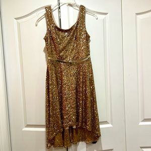 Short Gold dress | Size: 2-4 | comes with a belt